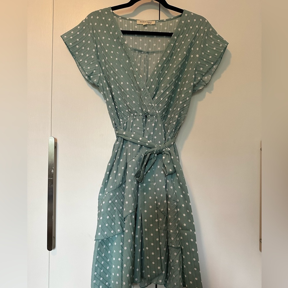 Green and white polkadot flowy dress with tie around the waist, size large
